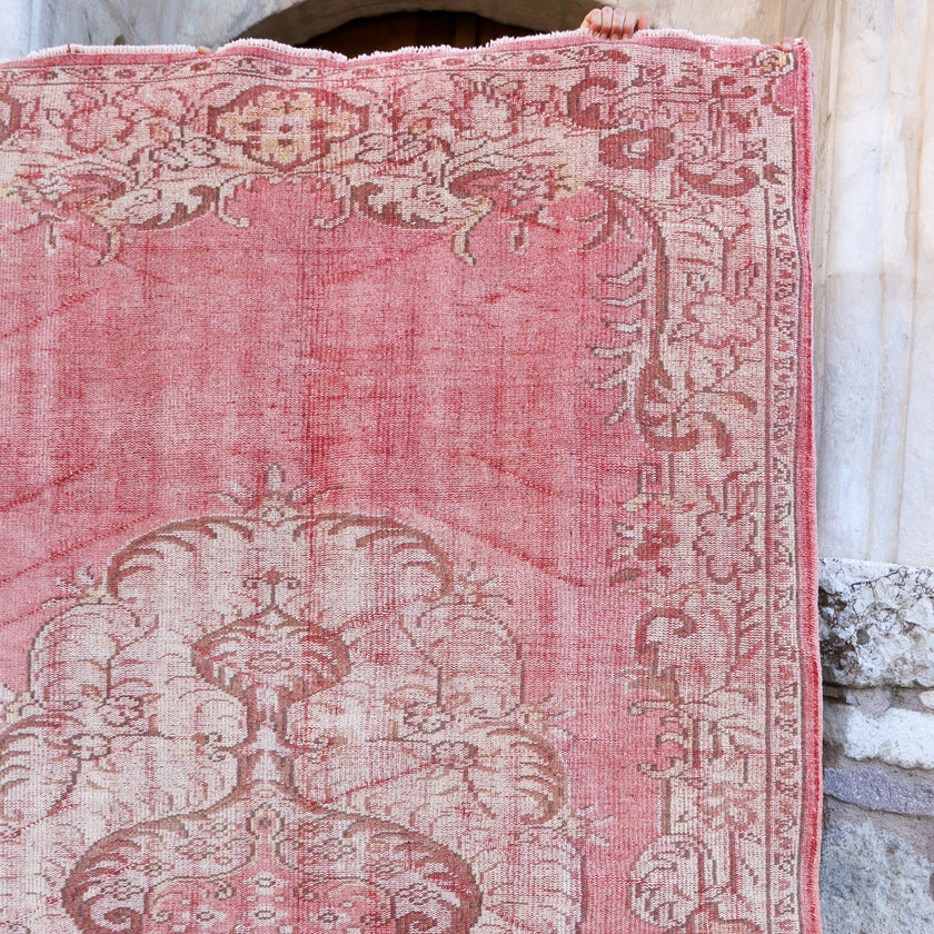 1641 Nurten 5’7x9’7 Handwoven Vintage Rug
