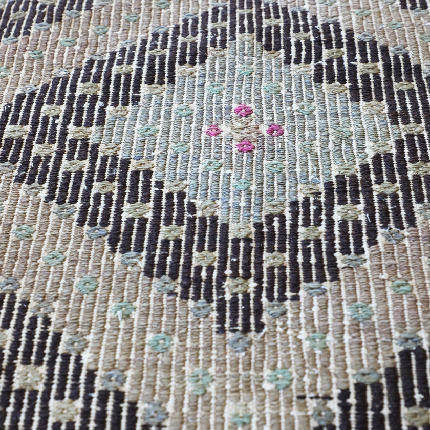 16925B Handwoven Vintage Rug 6 x 10’10