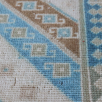 16951 Handwoven Vintage Rug 2’8 x 6’8
