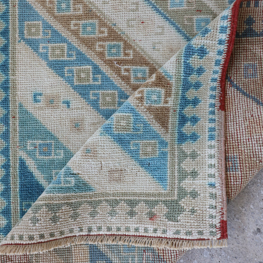 16951 Handwoven Vintage Rug 2’8 x 6’8