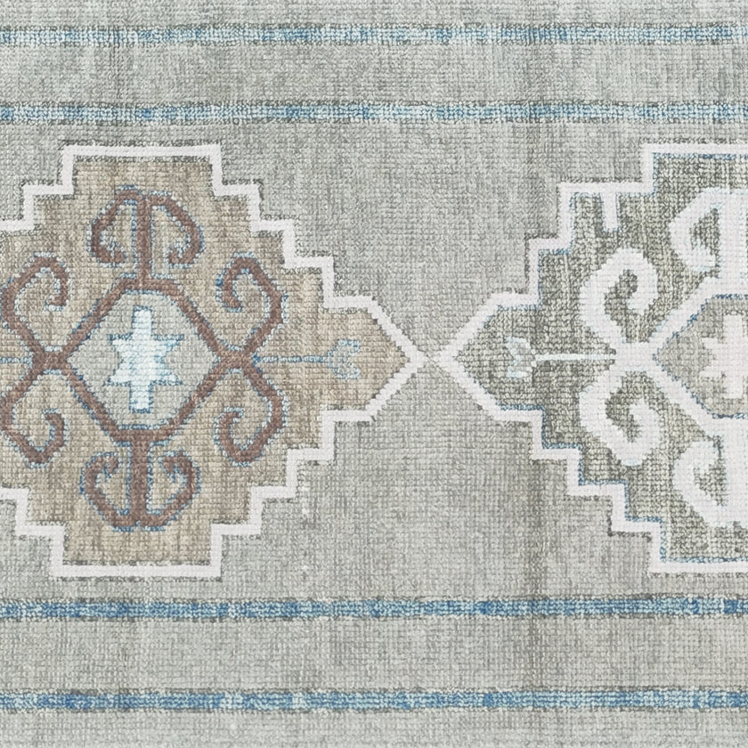 17442 Handwoven Rug 2'9 x 9’4