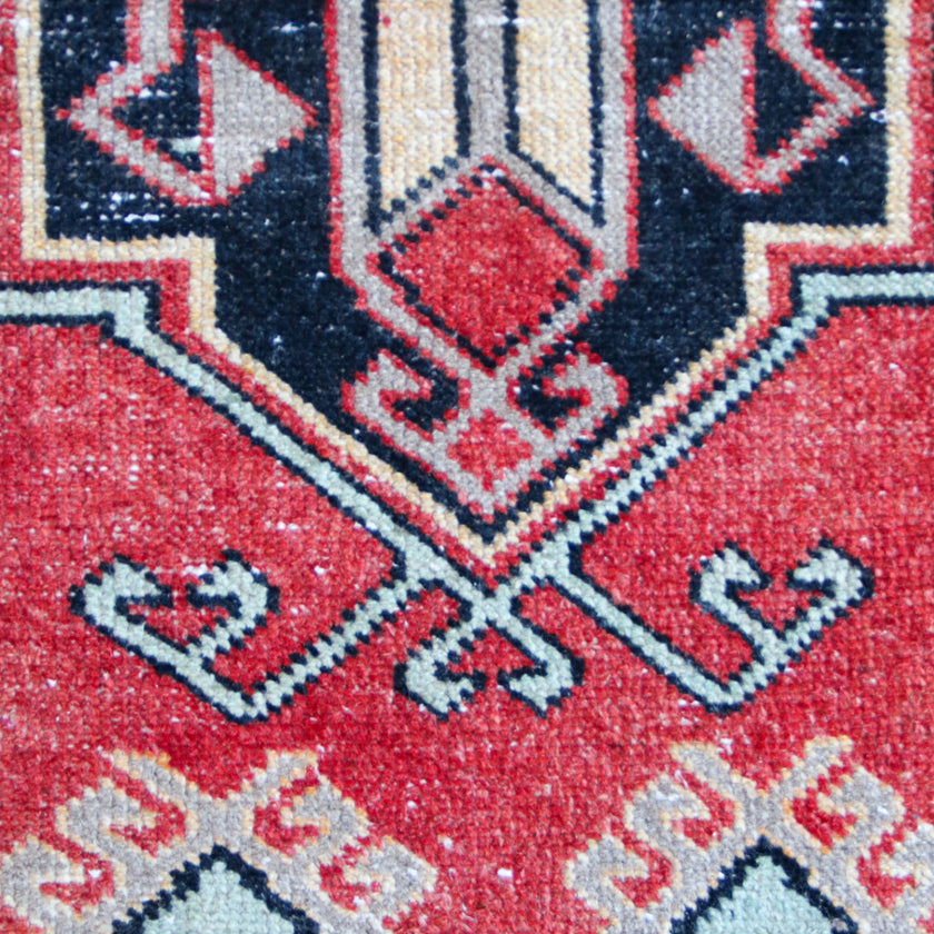 7232 Handwoven Vintage Rug 1'8x3'3