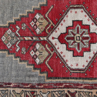 7318 Handwoven Vintage Rug 1’9x3'4