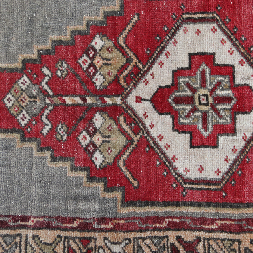 7318 Handwoven Vintage Rug 1’9x3'4