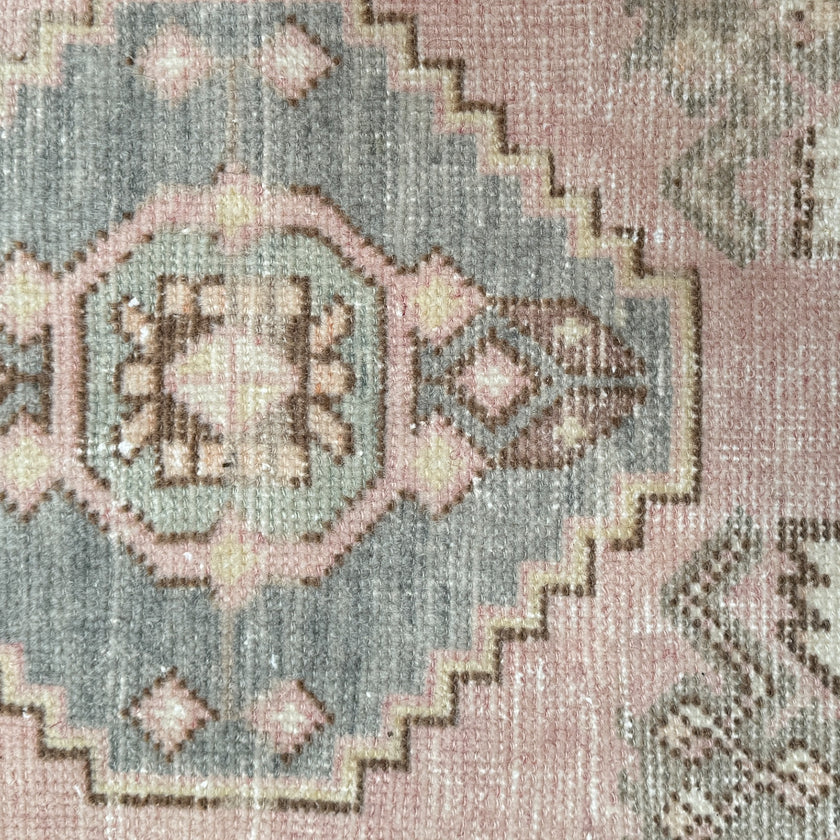 ER47 Handwoven Vintage Rug 1'4x3'1