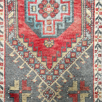 7139 Handwoven Vintage Rug 1’9x3'3