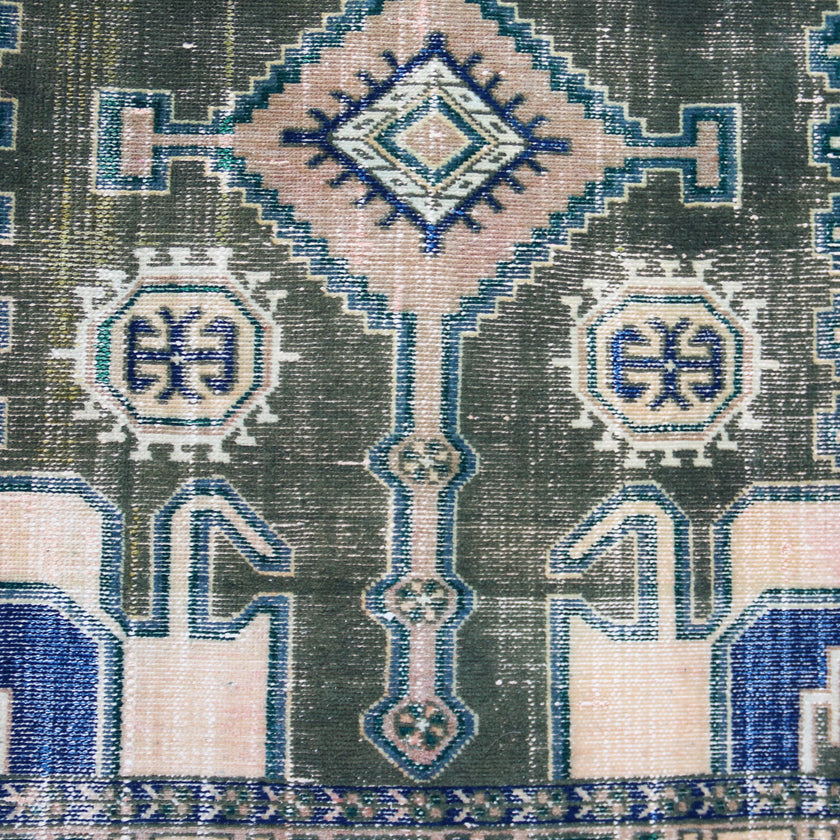MA03 Handwoven Vintage Rug 4’4x9’5