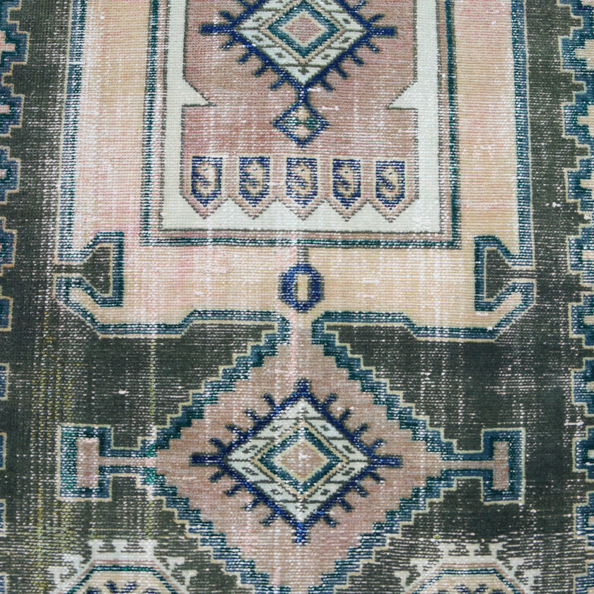 MA03 Handwoven Vintage Rug 4’4x9’5
