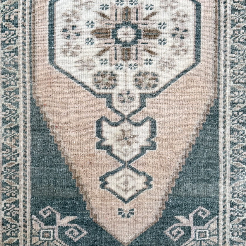 MB106 Handwoven Vintage Rug 1’8x3'5