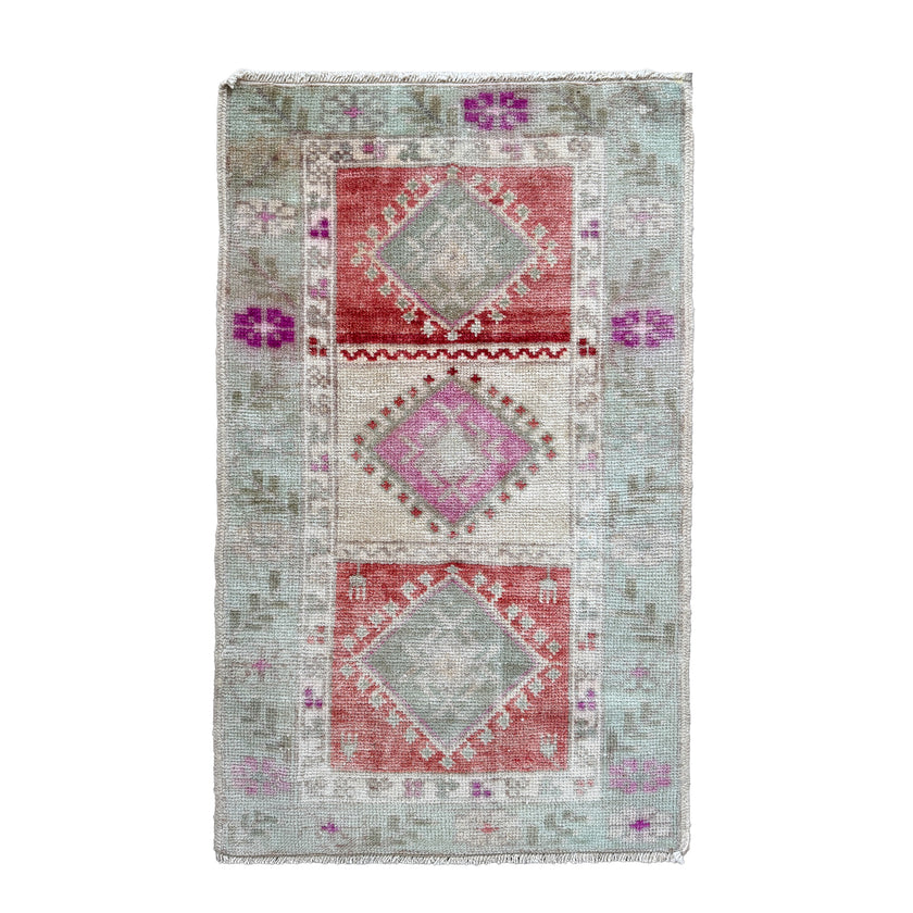 MB133 Handwoven Vintage Rug 1’7x2’8