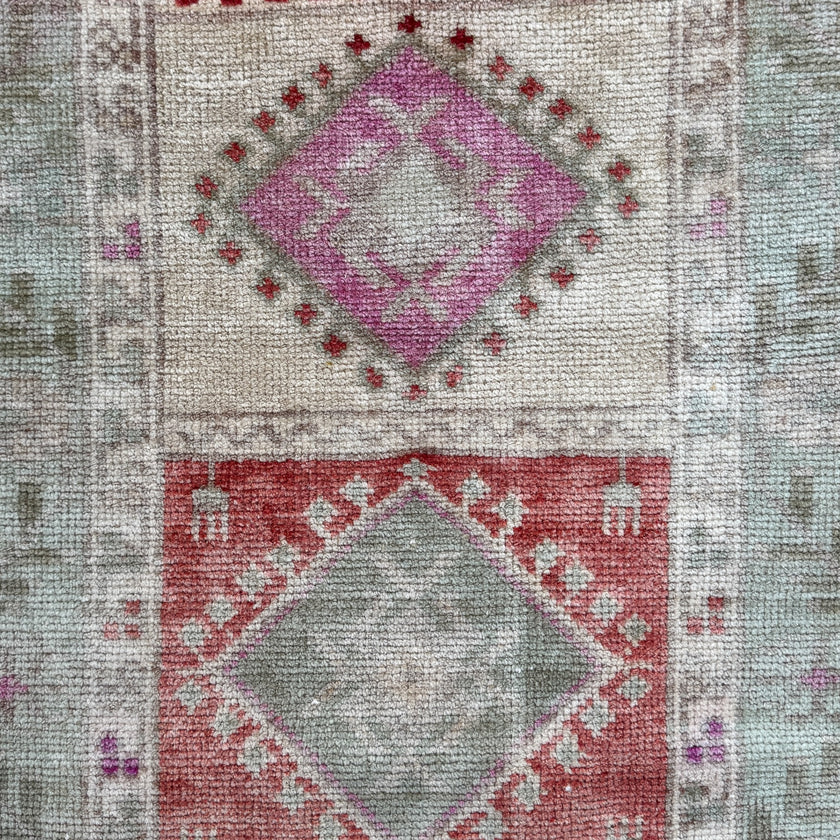 MB133 Handwoven Vintage Rug 1’7x2’8