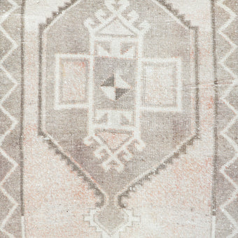 Z133 Handwoven Vintage Rug 2'8 x 6’4
