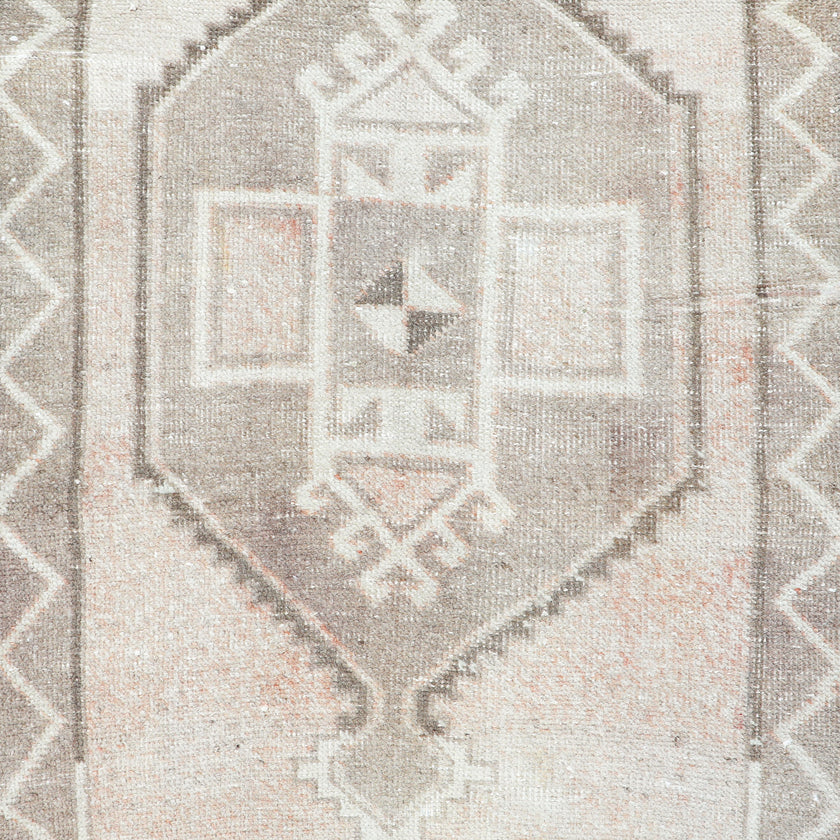 Z133 Handwoven Vintage Rug 2'8 x 6’4