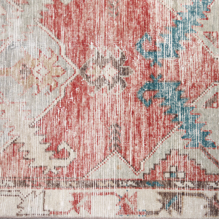 Z493 Handwoven Vintage Rug 2'8 x 5’8