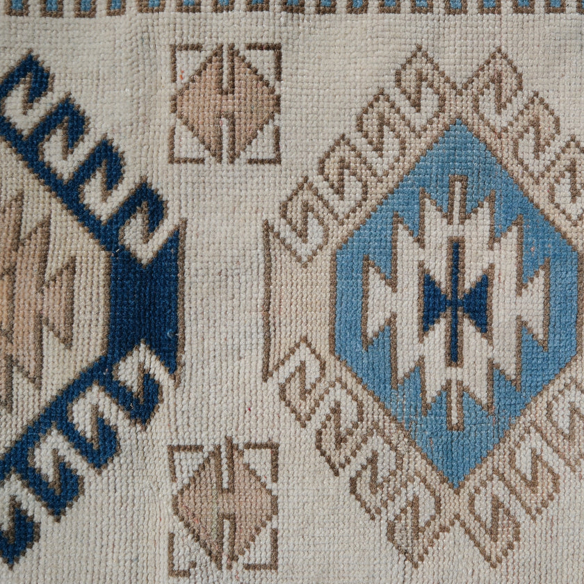 Z521 Handwoven Vintage Rug 2'7 x 4’4