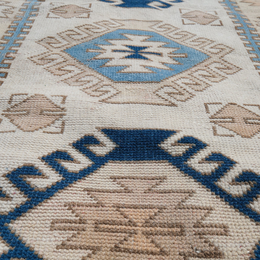 Z521 Handwoven Vintage Rug 2'7 x 4’4