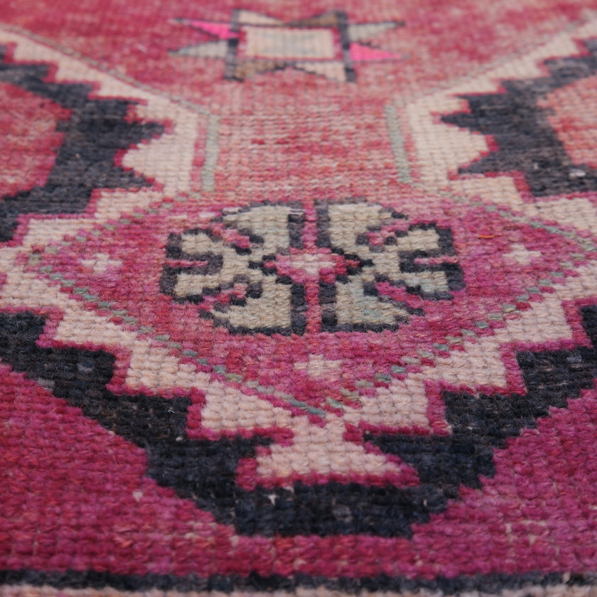 Z565 Handwoven Vintage Rug 2’6 x 4’11