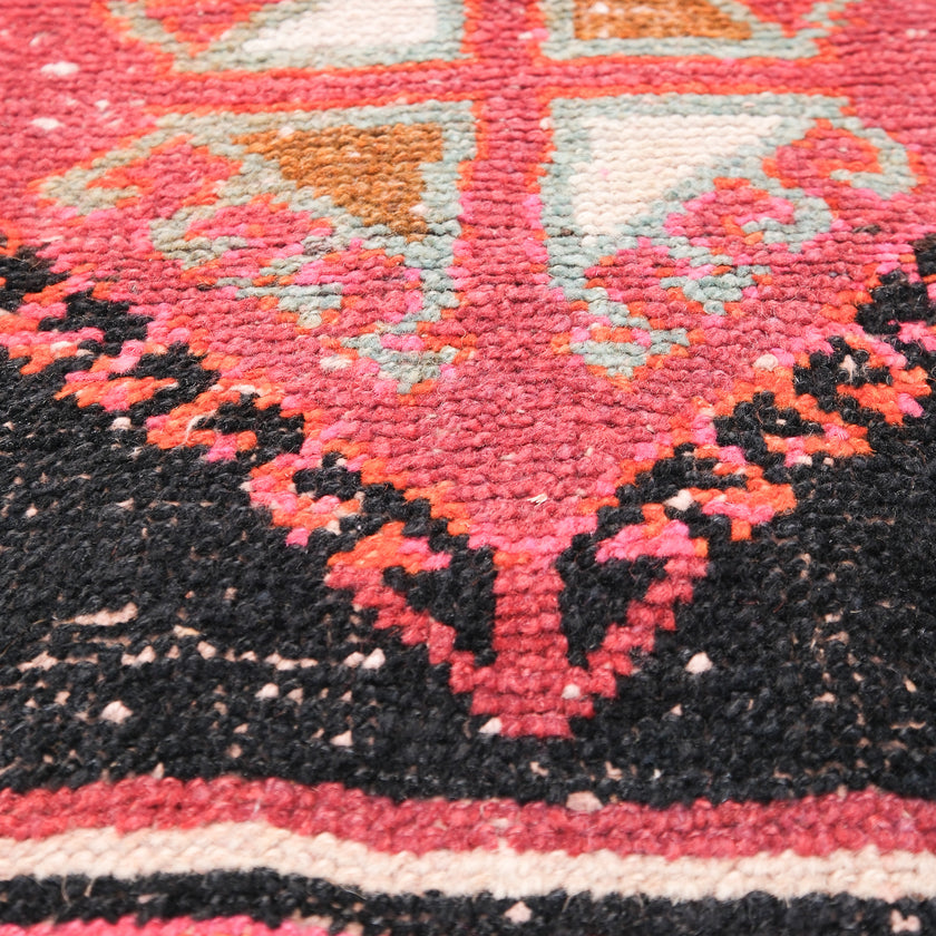 Z566 Handwoven Vintage Rug 2’5 x 5’2