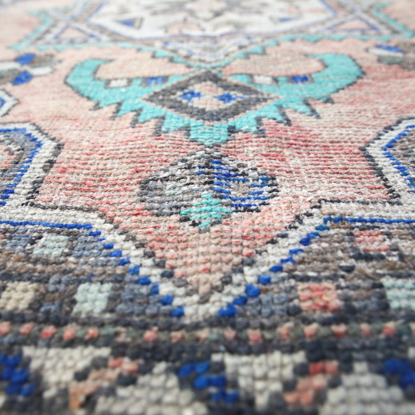 Z580 Handwoven Vintage Rug 3'9 x 5’8