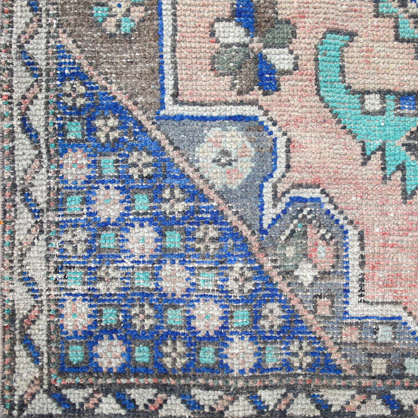 Z580 Handwoven Vintage Rug 3'9 x 5’8