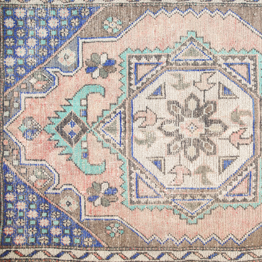 Z580 Handwoven Vintage Rug 3'9 x 5’8
