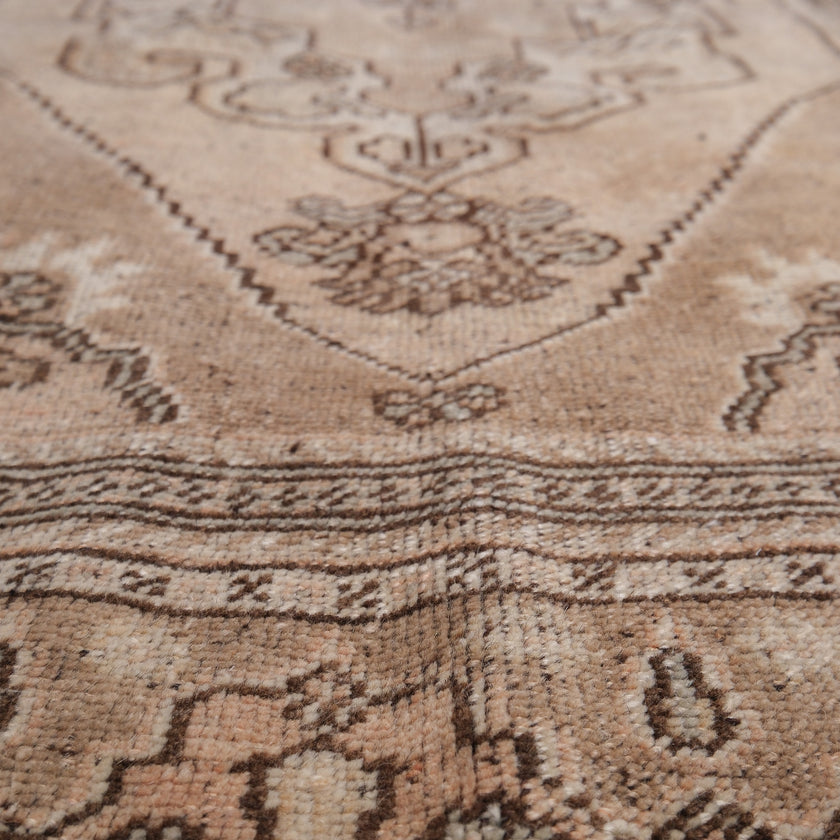 Z600 Handwoven Vintage Rug 4'4 x 7’11