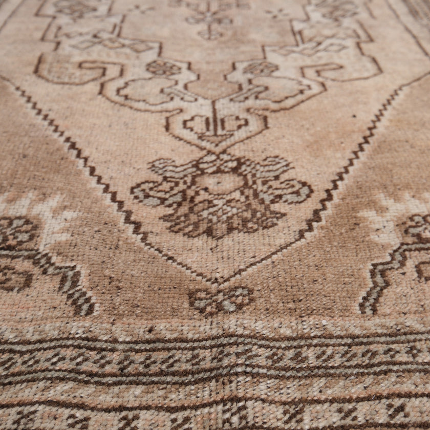 Z600 Handwoven Vintage Rug 4'4 x 7’11
