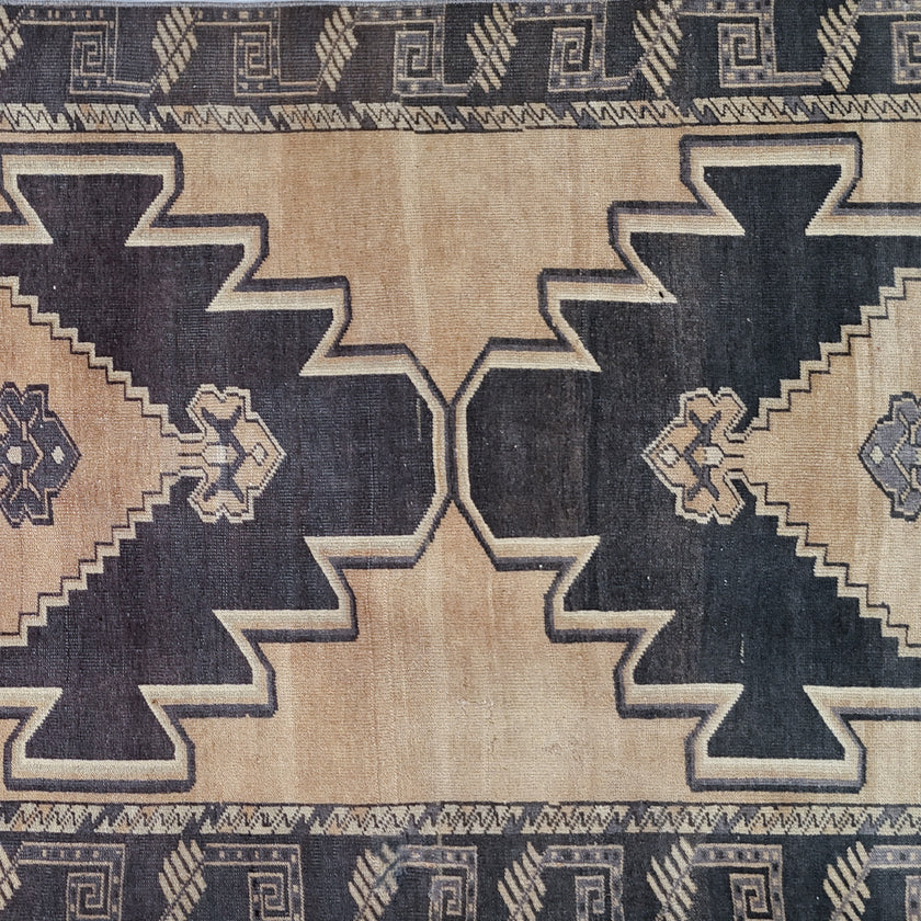 Z681 Handwoven Vintage Rug 3'4x9’7