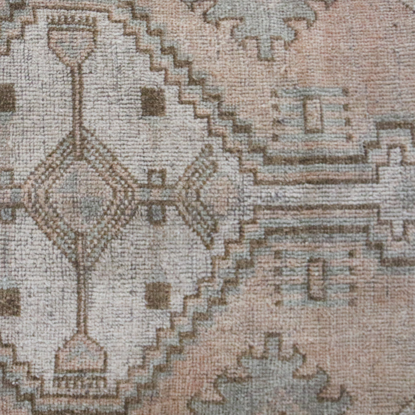 Z688 Handwoven Vintage Rug 2'5 x 5’4