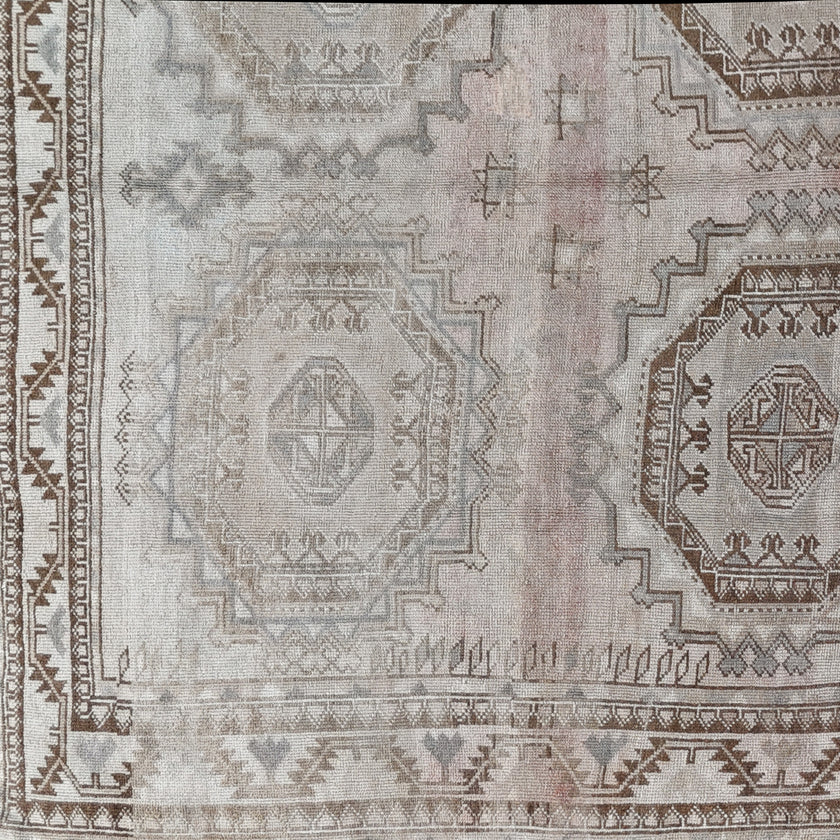 Z740 Handwoven Vintage Rug 6'11 x 9’7