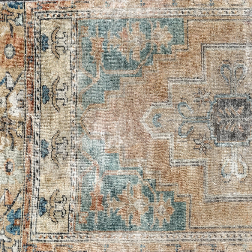 Z758 Handwoven Vintage Rug 2'10 x 7’8