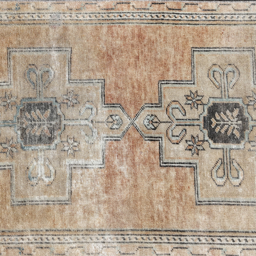 Z758 Handwoven Vintage Rug 2'10 x 7’8