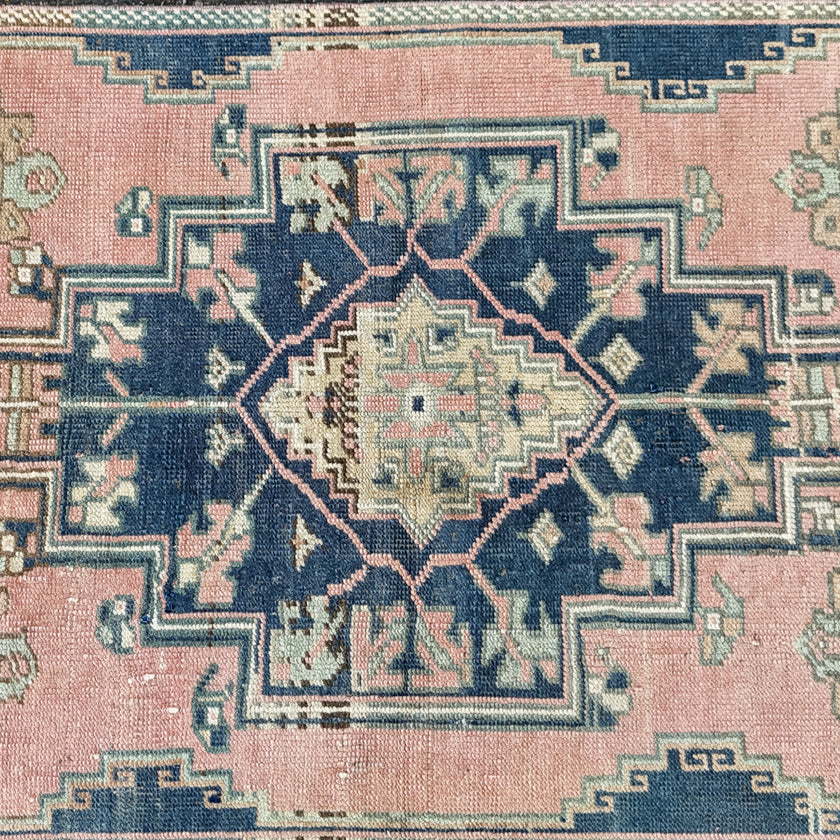 Z764 Handwoven Vintage Rug 2'9 x 7’9