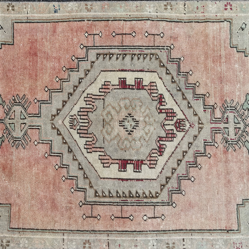 Z773 Handwoven Vintage Rug 3'3 x 8’3