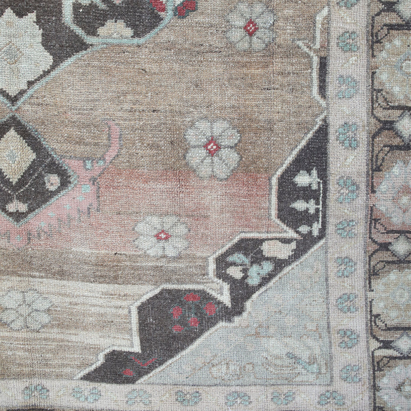 Z815 Handwoven Vintage Rug 5'9 x 8’5