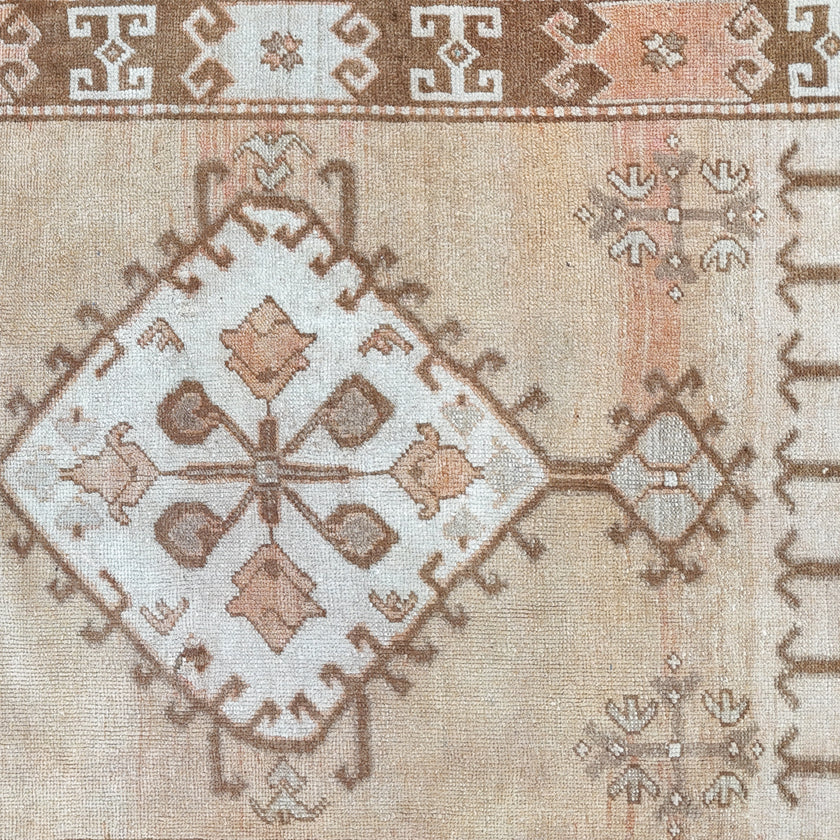 Z845 Handwoven Vintage Rug 3'4 x 6’4