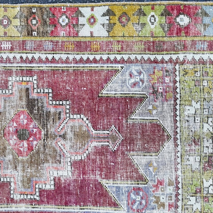 Z852 Handwoven Vintage Rug 3’2 x 5’7