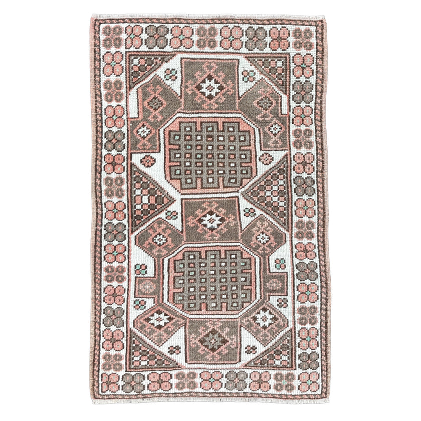 Z906 Handwoven Vintage Rug 2’3 x 3’8