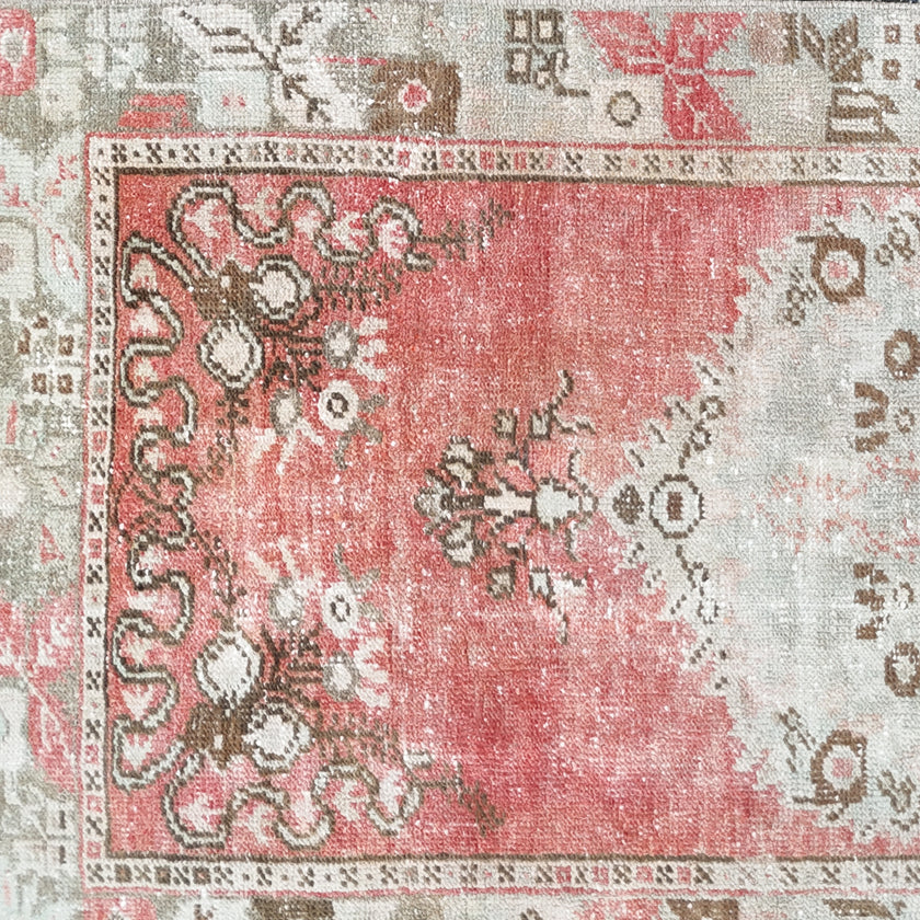 Z909 Handwoven Vintage Rug 2’3 x 5’9