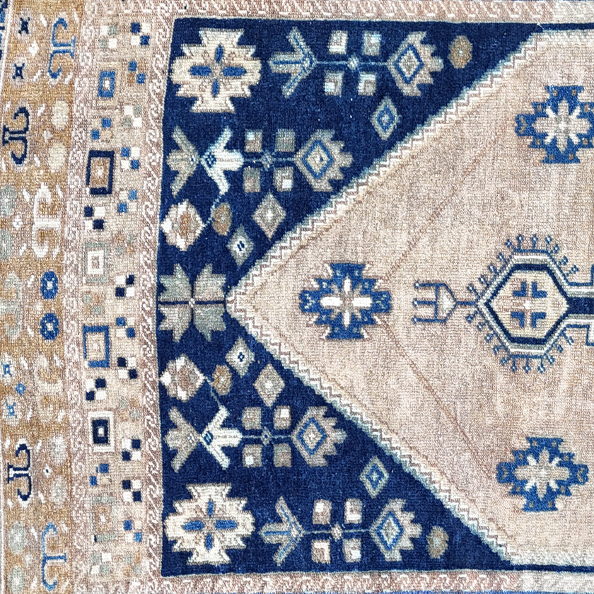 Z929 Handwoven Vintage Rug 2’7 x 7’10