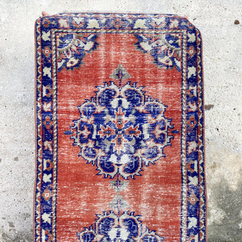 3140 Handwoven Vintage Rug 2’3x8’9