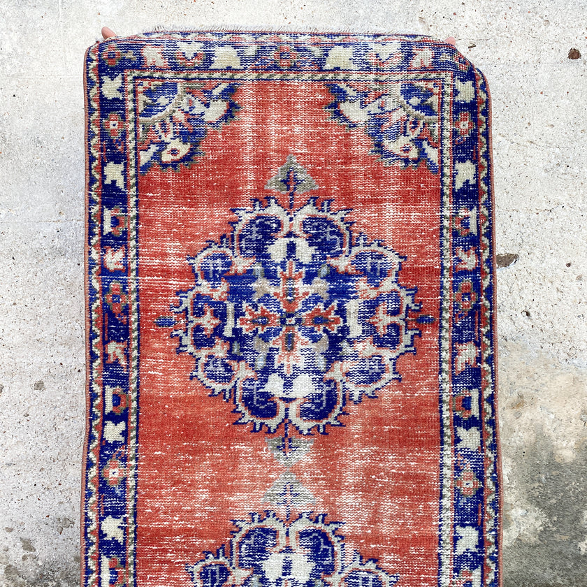 3140 Handwoven Vintage Rug 2’3x8’9