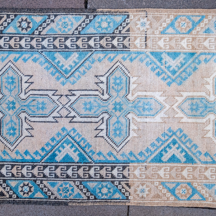 3181 Handwoven Vintage Rug 2'4x9'2