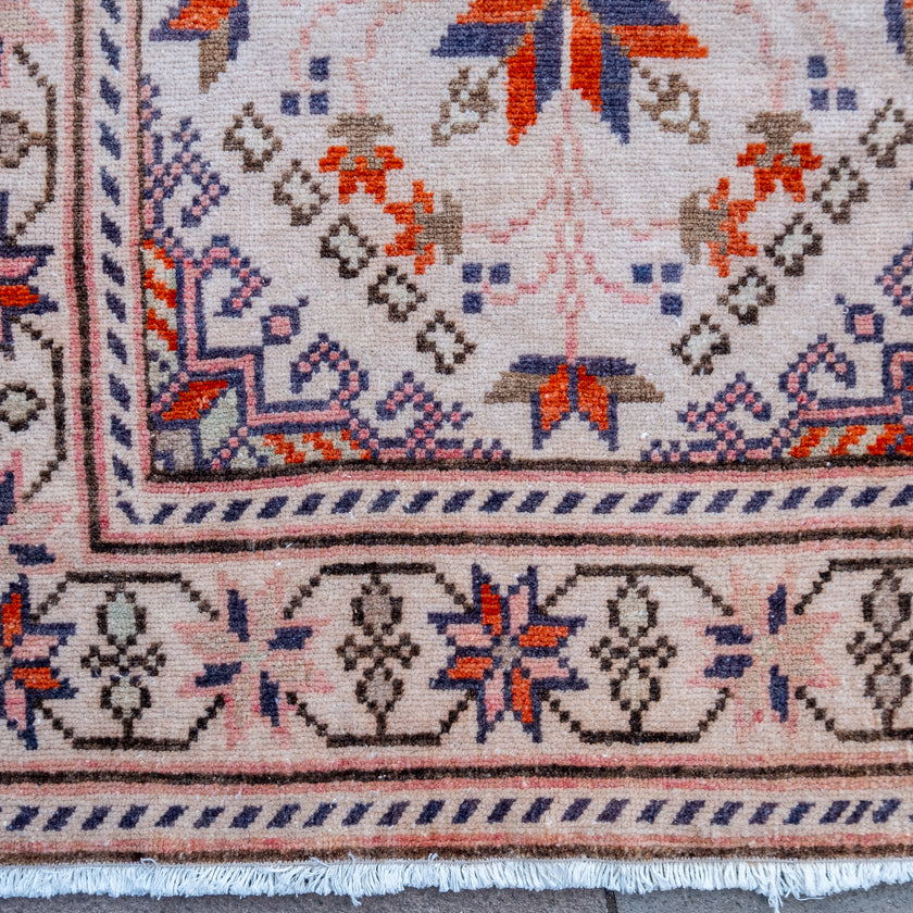 3305 Handwoven Vintage Rug 5'3x9'9