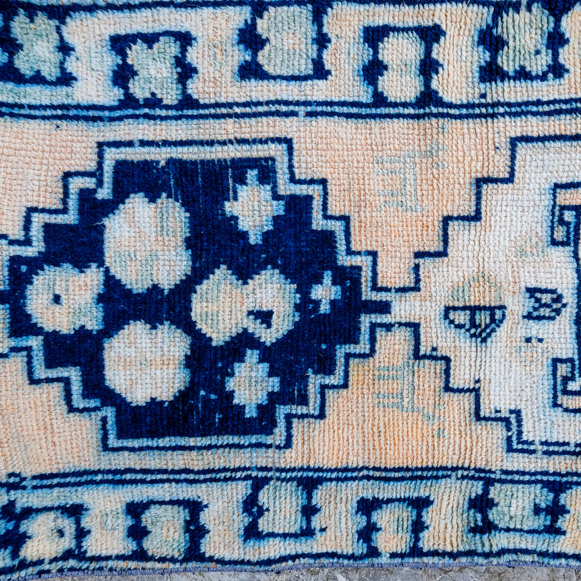 3568 Handwoven Vintage Rug 2'8x9'6