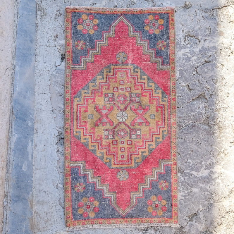 4137 Handwoven Vintage Rug 1’7x3