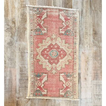 4218 Handwoven Vintage Rug 1’8x2’10