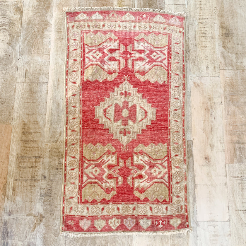 4241 Handwoven Vintage Rug 1’7x2’7