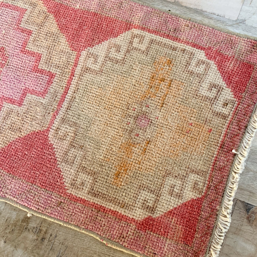 4273 Handwoven Vintage Rug 1'5x3’4