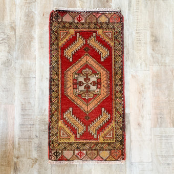 4443 Handwoven Vintage Rug 1’5x2’9